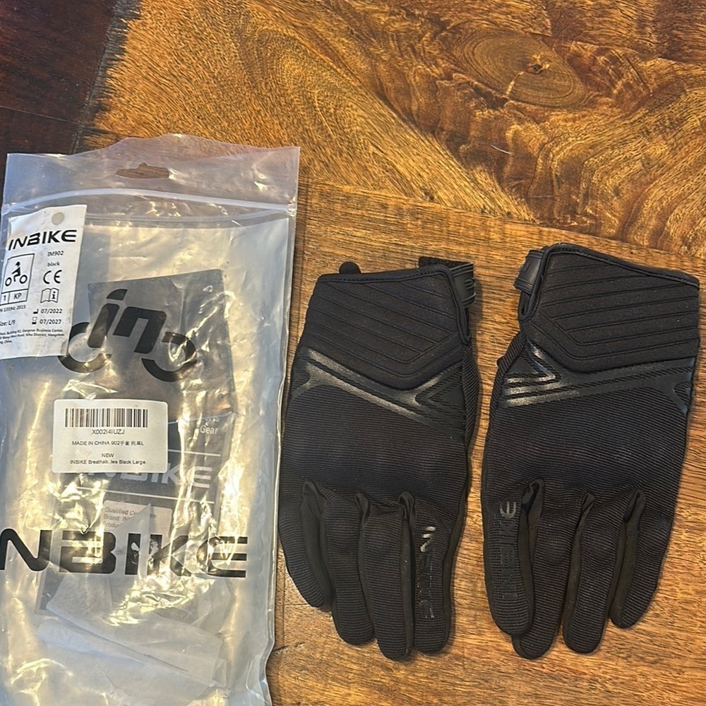 Biking gloves NWTs size large